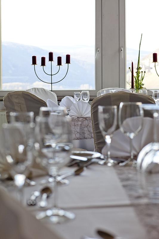 Festlich gedeckter Tisch im Burgsaal