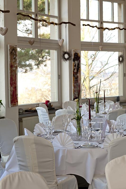 Heller Burgsaal mit Blick ins Rhein-Nahe-Tal