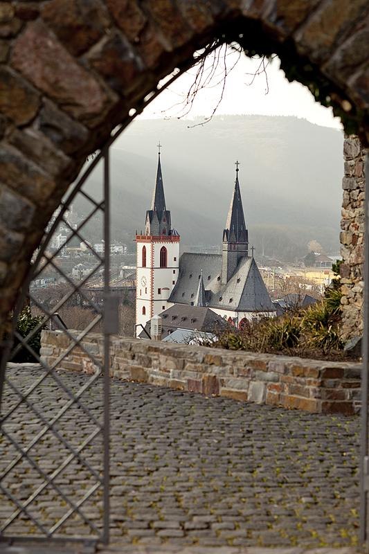Blick durch den Torbogen auf Bingen