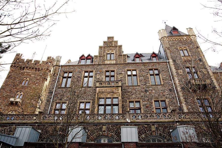 Fassade des neugotischen Hauptgebäudes