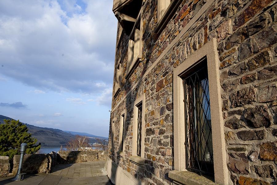 Burgmauer und Blick in die Landschaft